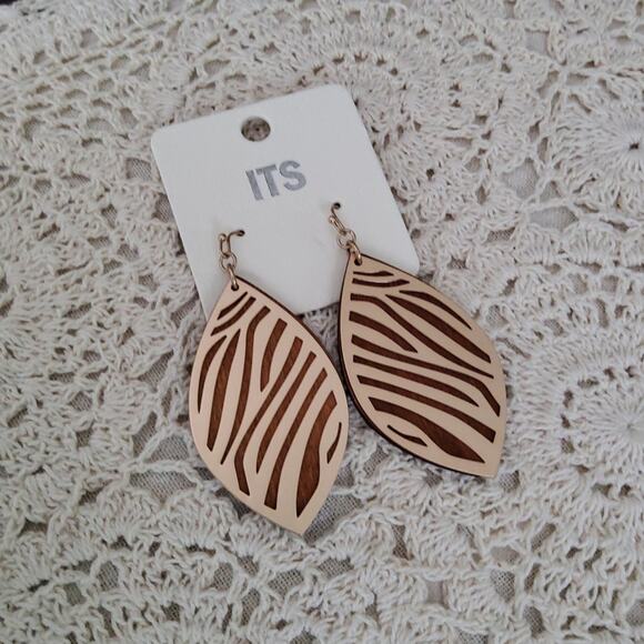Boho Chic Wood Filigree Layered Leaf Dangle Earrings - Picture 3 of 6